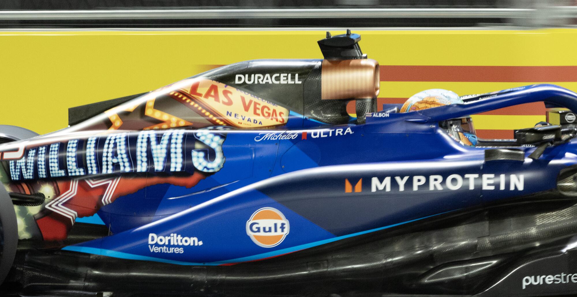 Gros plan d'Alex Albon alors qu'il conduit sa Williams sur le thème de Las Vegas lors des essais du Grand Prix de Las Vegas.