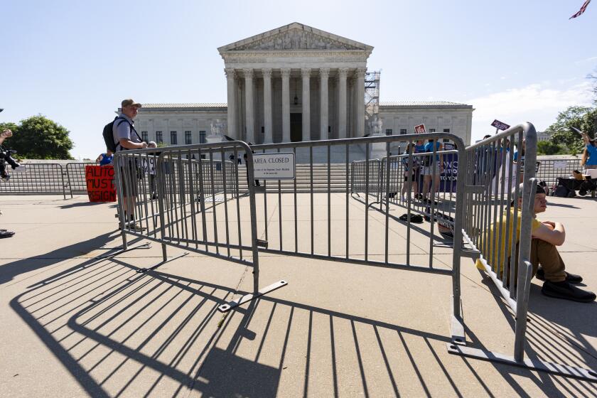 Activistas esperan mientras la Corte Suprema anuncia sus fallos, en el Capitolio, Washington, el viernes 21 de junio de 2024. (AP Foto/J. Scott Applewhite)