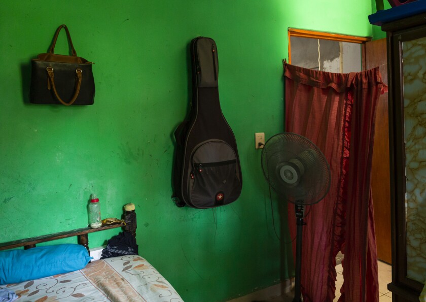  Yatak odasının duvarındaki gitar.