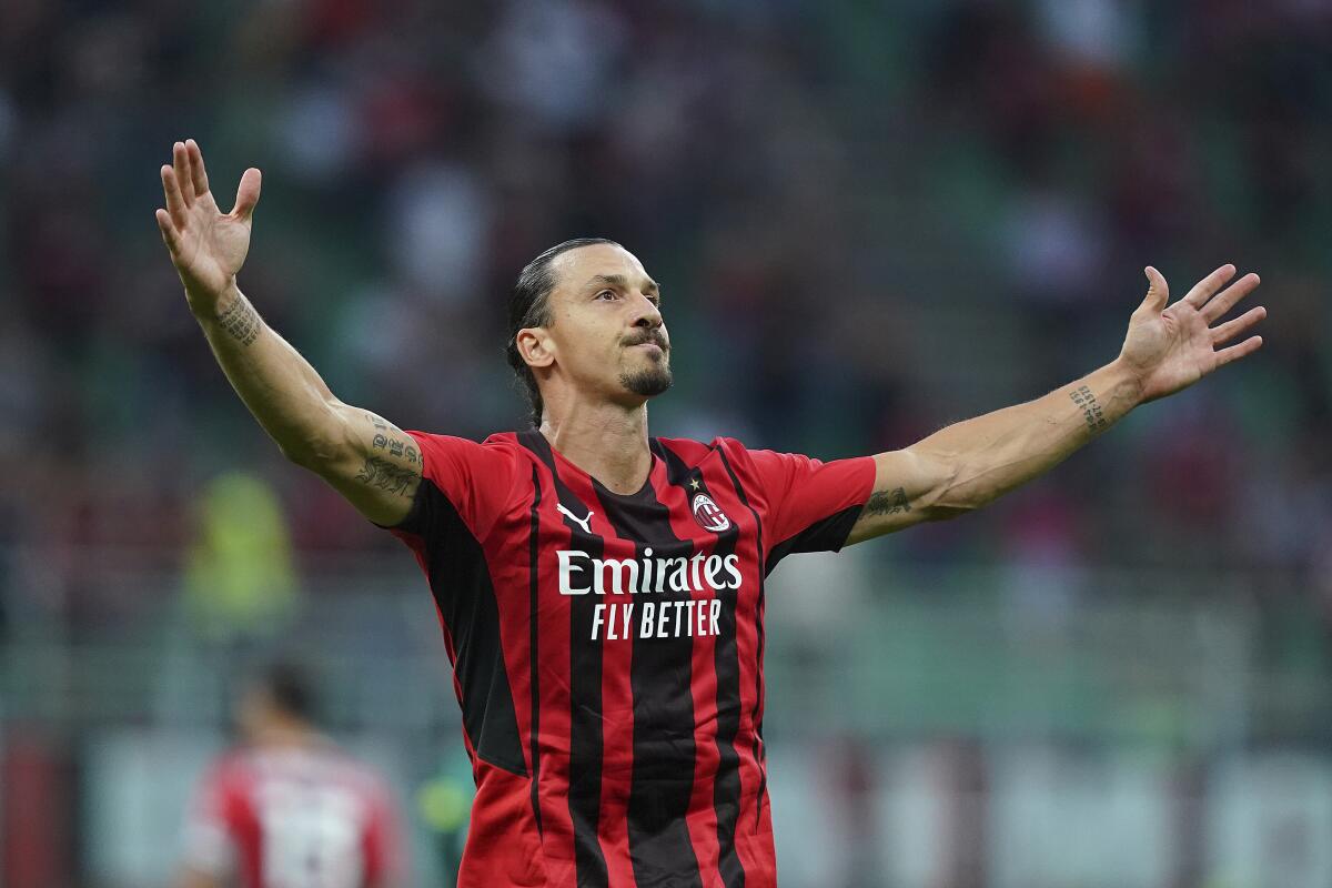 El sueco Zlatan Ibrahimovic festeja su gol para el Milan