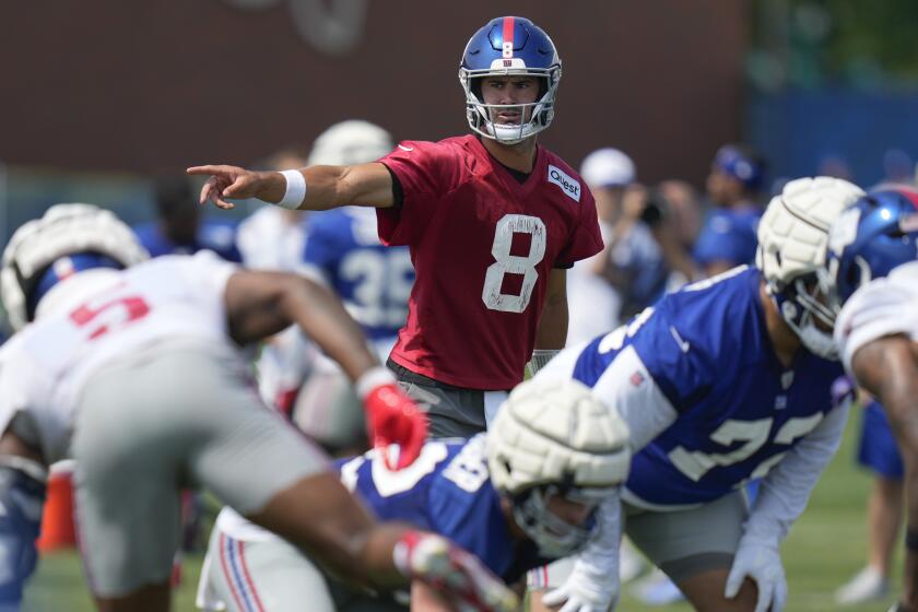 El mariscal de campo de los New York Giants, Daniel Jones, participa en un simulacro durante el campamento de entrenamiento del equipo de fútbol americano de la NFL en East Rutherford, Nueva Jersey, el domingo 28 de julio de 2024. (AP Foto/Seth Wenig)