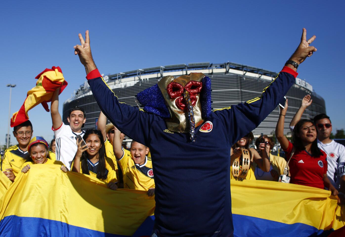 NJY02. EAST RUTHERFORD, (NJ, EE.UU.), 17/06/2016.- Aficionados colombianos llegan al estadio MetLife para el partido entre Colombia y Perú hoy, viernes 17 de junio de 2016, por los cuartos de final de la Copa América Centenario, en East Rutherford, Nueva Jersey (EE.UU.). EFE/Kena Betancur ** Usable by HOY and SD Only **