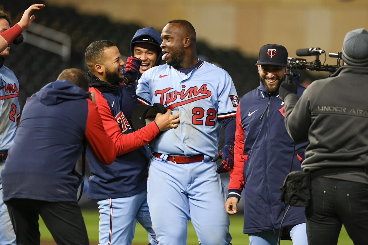 Tigers throw it away: Wild toss in 9th gives Twins crazy win