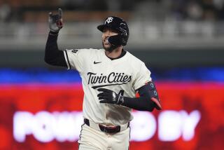 El puertorriqueño Carlos Correa hace un gesto mientras recorre las bases tras pegar un jonrón solitario en el duelo ante los Dodgers de Los Ángeles el martes 9 de abril del 2024. (AP Foto/Abbie Parr)