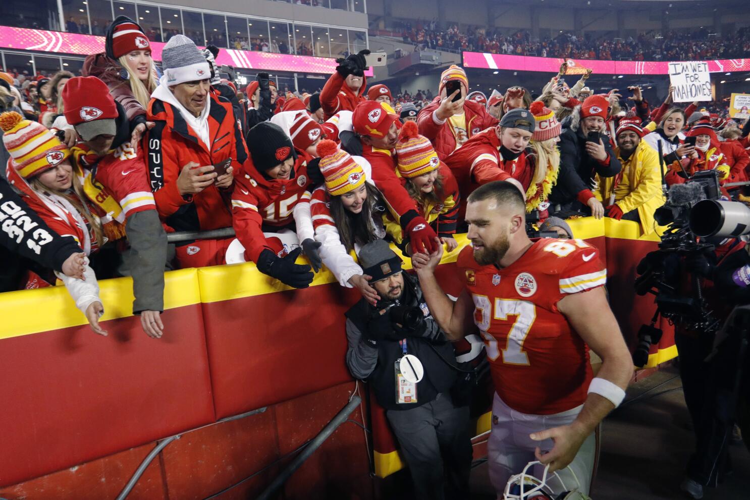 Chiefs' All-Pro TE Travis Kelce hyperextends knee in practice for opener vs  Detroit - The San Diego Union-Tribune