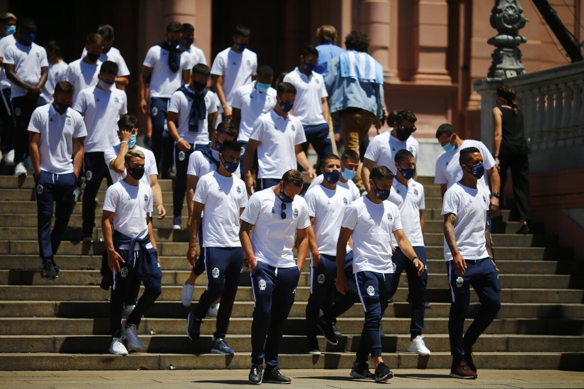 Jugadores del club Gimnasia y Esgrima salen de la Casa Rosada, después de darle el último adiós a su técnico, Diego Maradona