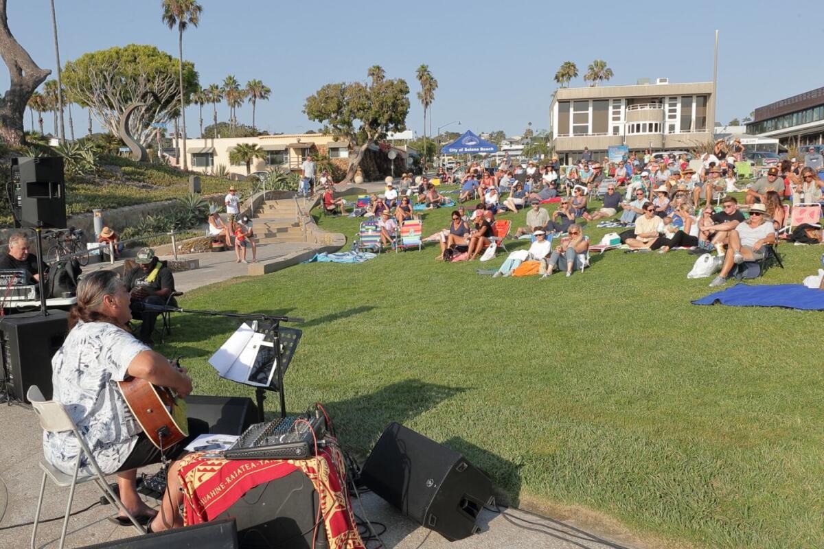 Musician Quintinn Holi plays at Fletcher Cove in 2021.