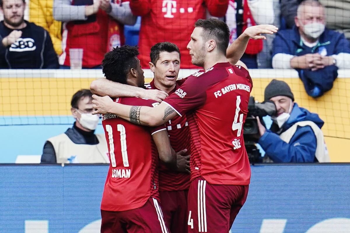 Robert Lewandowski del Bayern Múnich celebra con Kingsley Coman y Niklas