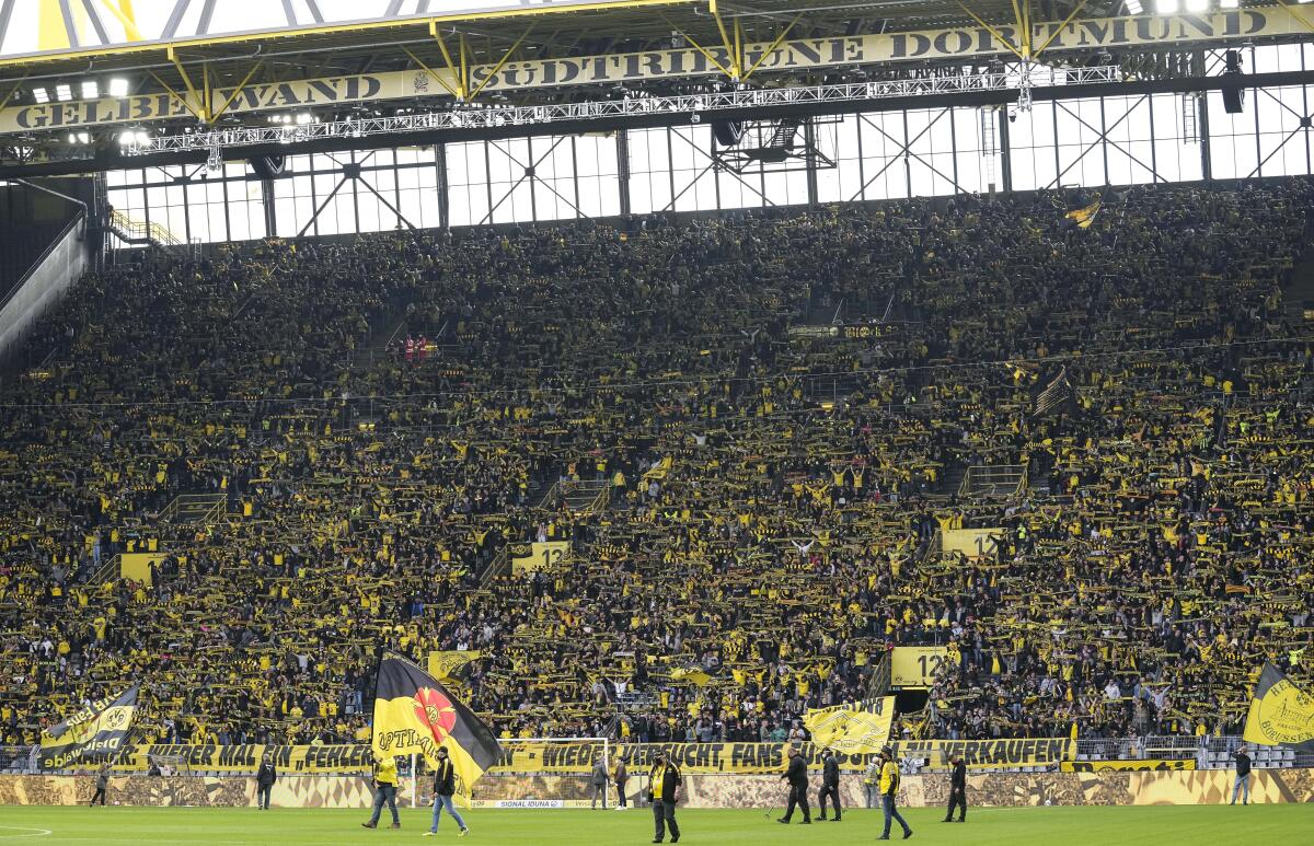 ARCHIVO - Foto del 2 de octubre del 2022, los aficionados de la tribuna sur de pie del Borussia 