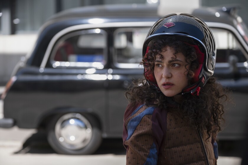 امرأة ترتدي خوذة