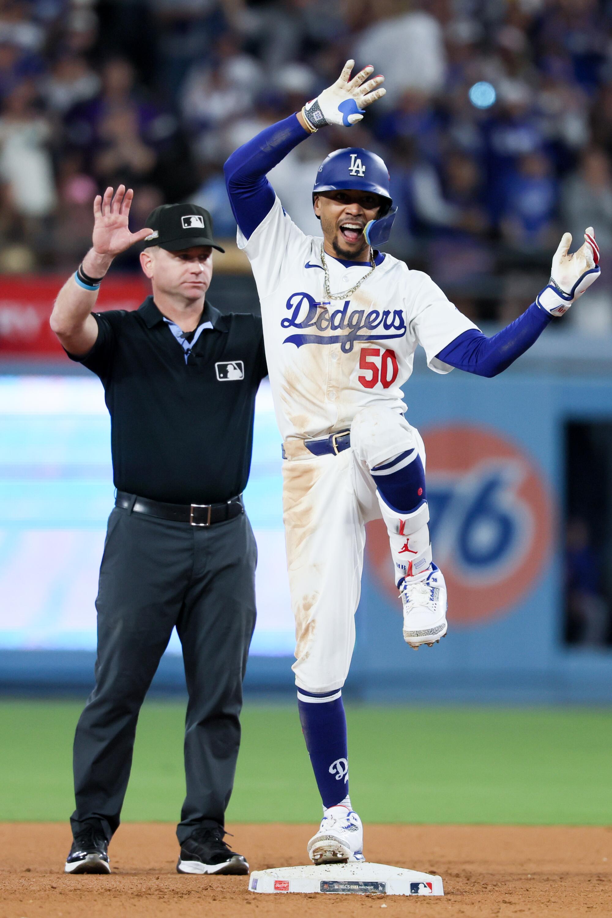 Hernández: Mookie Betts' season of sacrifices paved the best way for the Dodgers' World Collection run 3 Dodger Mookie Betts raises his arms and celebrates after hitting an RBI double during Game 6 of the team's NLCS win