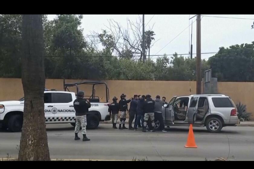 En esta imagen tomada de un video, fuerzas de seguridad mexicanas registran a hombres en un puesto de control, el jueves 2 de mayo de 2024, en Ensenada, 惭é虫颈肠辞. (AP Foto)