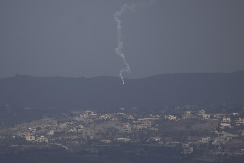 Una bengala del ejército israelí, vista sobre la frontera entre Israel y Líbano, vista desde los Altos del Golán, anexionados por Israel, el 16 de septiembre de 2024. (AP Foto/Leo Correa)