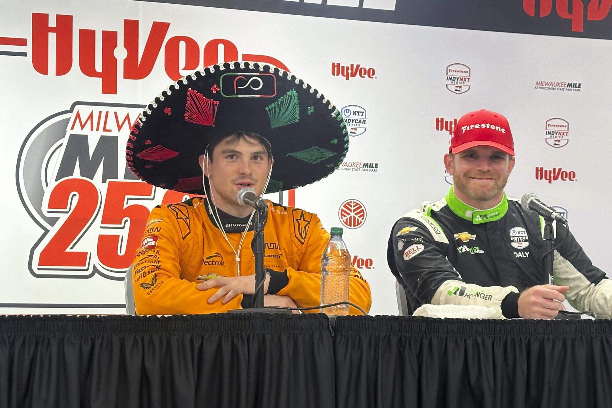 El piloto mexicano Pato O'Ward habla con un s