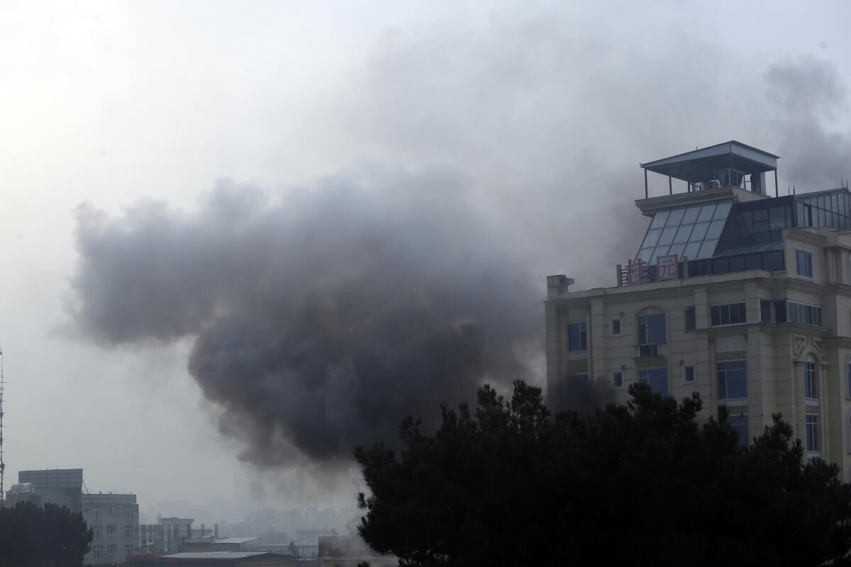 En esta imagen de archivo, una columna de humo sale de un hotel tras explosiones y disparos, en Kabul, 