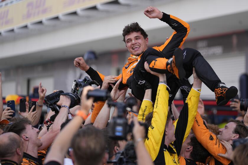 El piloto británico de McLaren Lando Norris, es elevado por los airees luego de ganar el Gran Premio de la Formula 1 en Miami, el domingo 5 de mayo de 2024, en Miami Gardens, Florida. (AP Foto/Rebecca Blackwell)
