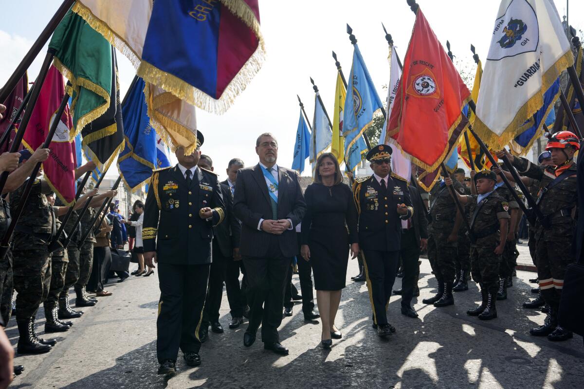 El presidente Bernardo Arévalo, en el centro a la izquierda, y su vicepresidenta, Karin Herrera,