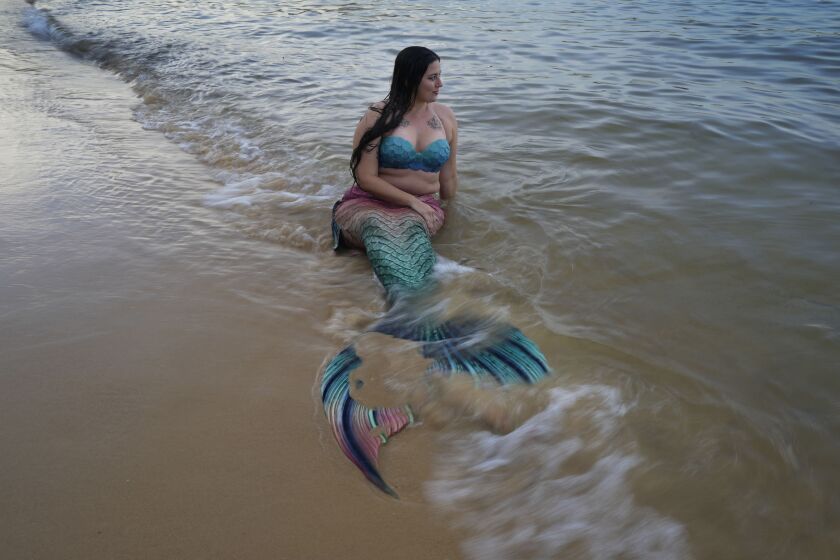 Lauren Metzler, fundadora de la organización Sydney Mermaids (Sirenas de Sydney), posa para una foto en la playa Manly Cove Beach de Sydney el 26 de mayo del 2022. (AP Photo/Mark Baker)