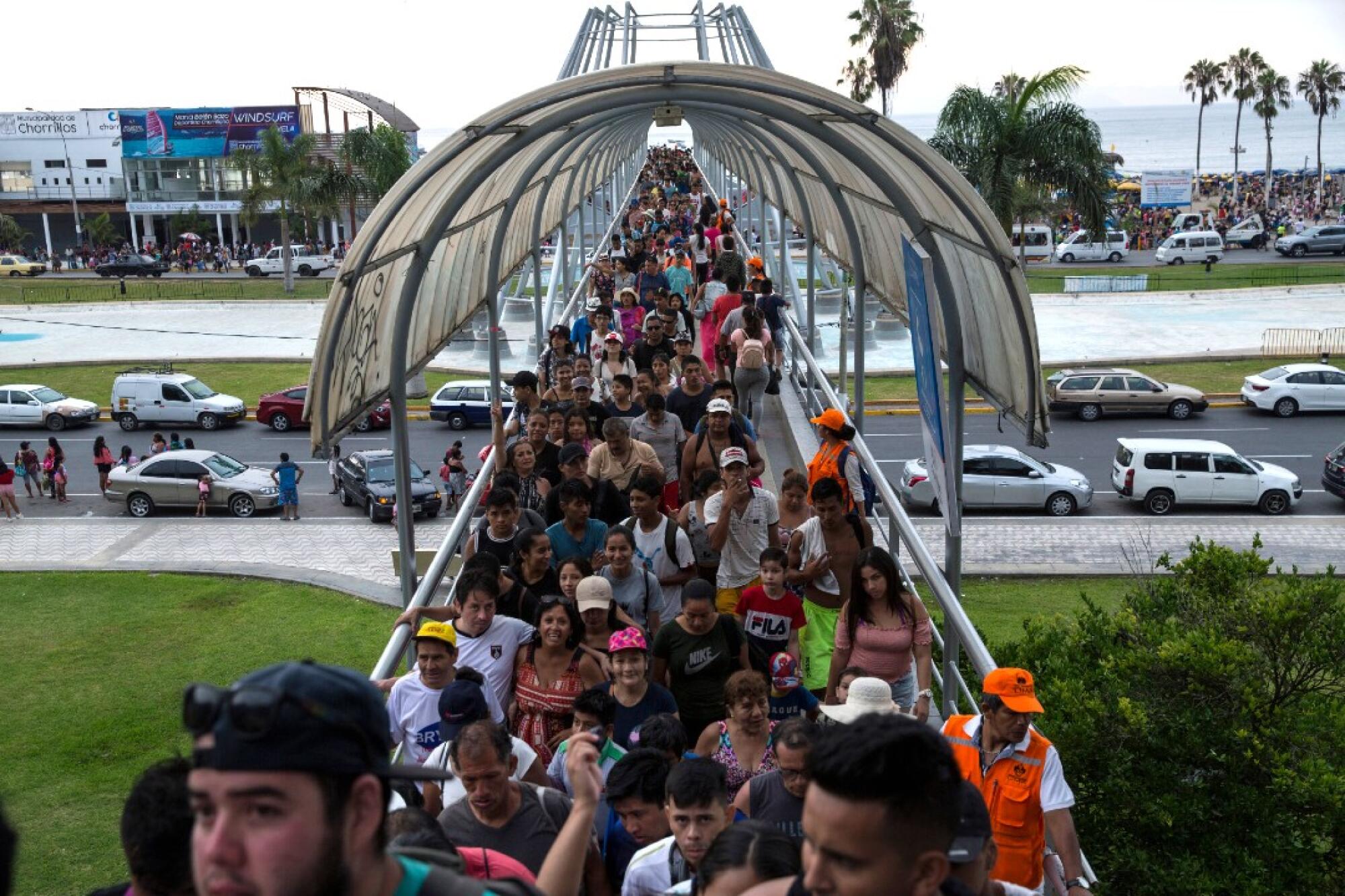 The crowded pedestrian bridge that leads to and from Agua Dulce beach on Feb. 16.
