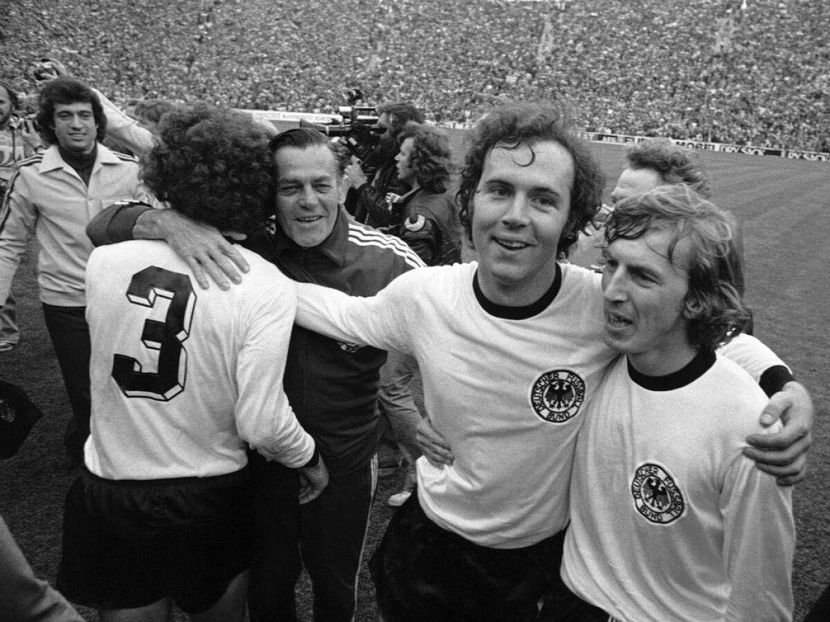 ARCHIVO - El capitán de Alemania Occidental Franz Beckenbauer