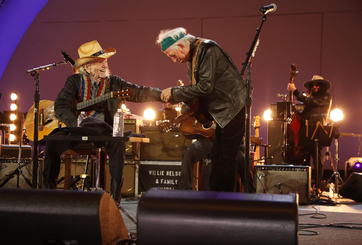 Willie Nelson and Keith Richards perform together