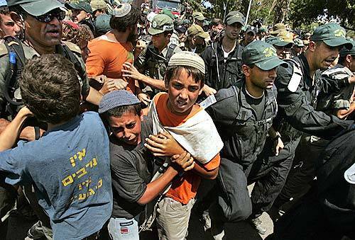 Hundreds of Israeli police faced off with protesters for hours in an attempt to move into the Neve Dekalim settlement and distribute evacuation notices.