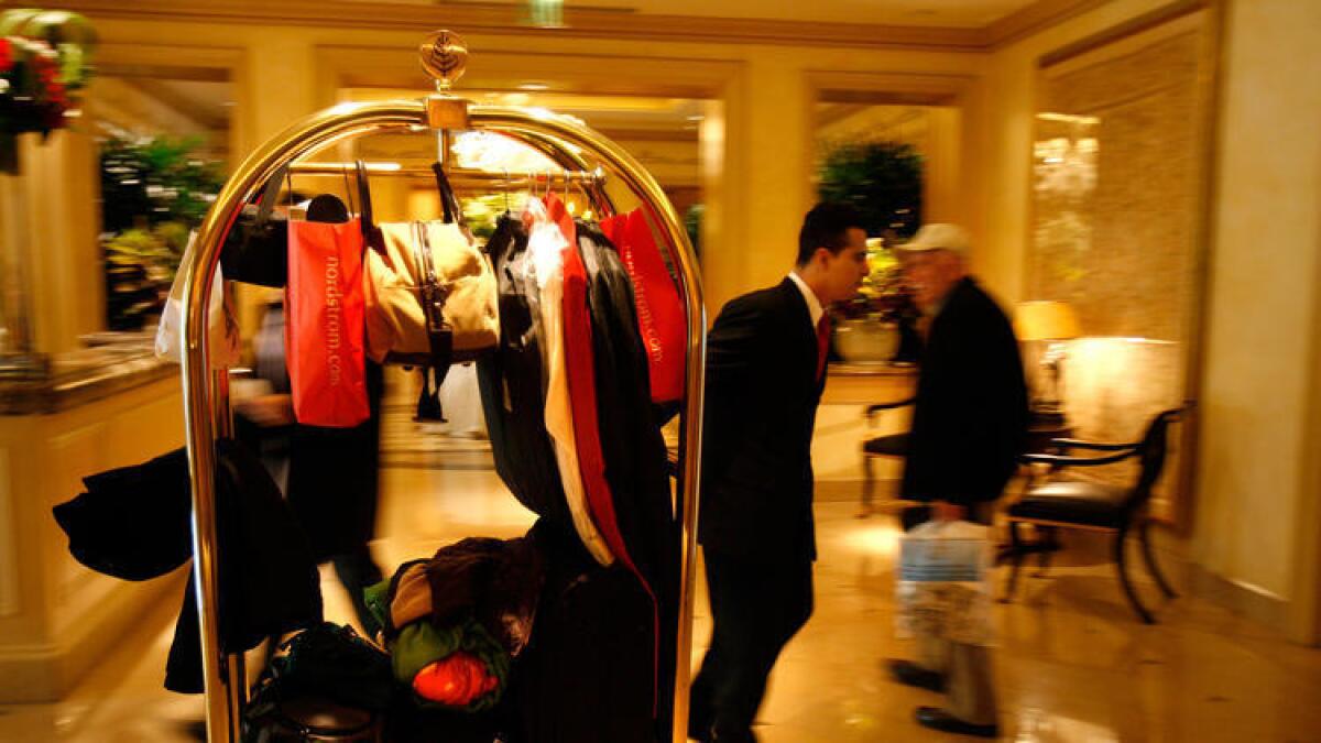Víctor Joya mueve equipaje a través del vestíbulo del hotel Four Seasons en Beverly Hills en el 2009. Los huéspedes que dejan a sus hijos sin supervisión fueron elegidos como los mayores violadores de etiqueta en los hoteles, de acuerdo a una nueva encuesta.