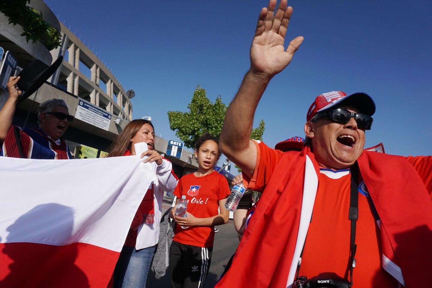 Fans of team Chile cheer before the start of the Mexico vs Chile soccer match at Qualcomm Stadium in San Diego, California on Wednesday, June 1, 2016. / AFP PHOTO / Sandy HuffakerSANDY HUFFAKER/AFP/Getty Images ** OUTS - ELSENT, FPG, CM - OUTS * NM, PH, VA if sourced by CT, LA or MoD **