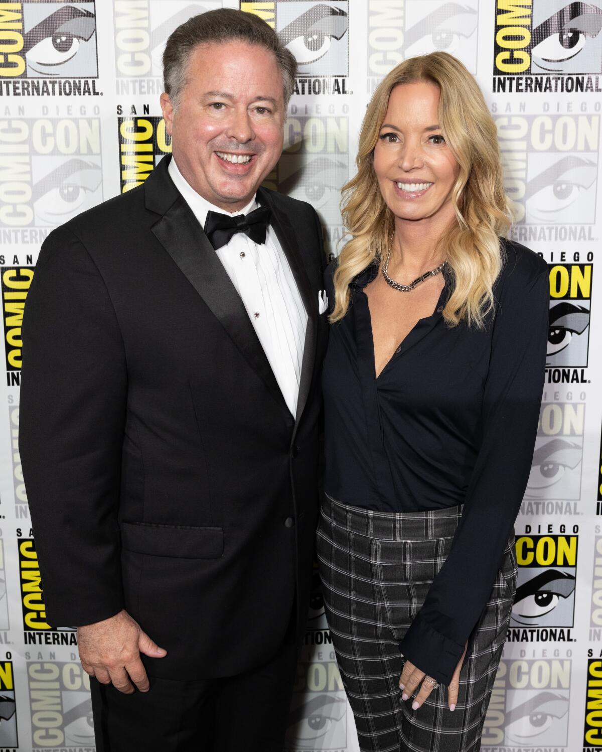 Los copropietarios de Women of Wrestling, David McLane y Jeanie Buss, posan para fotos en la Comic-Con de San Diego de 2024