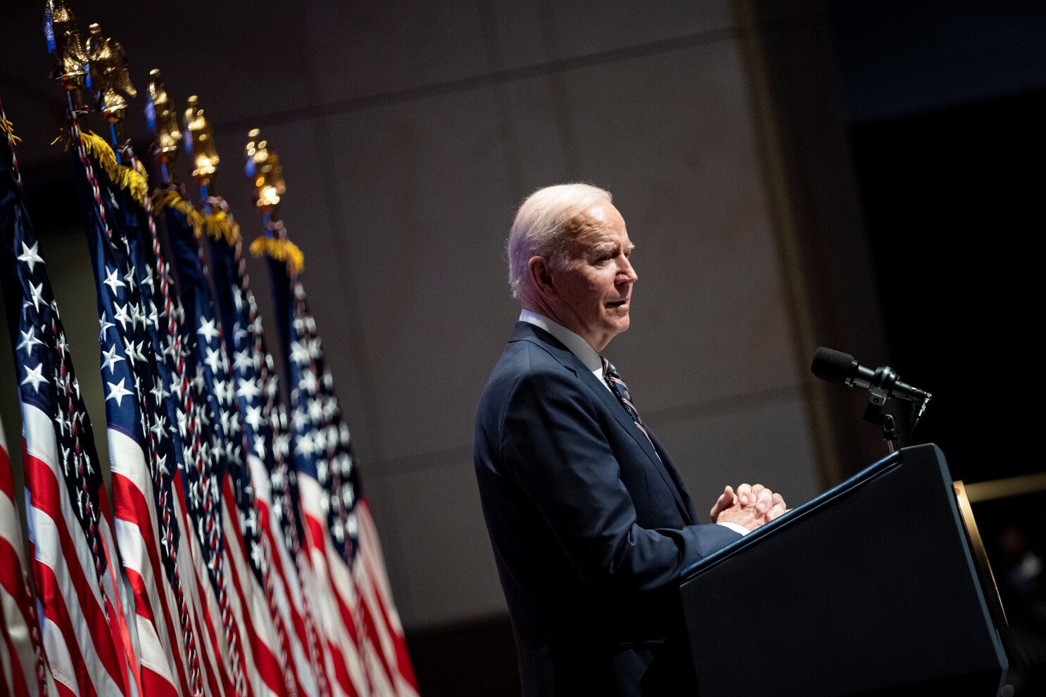 Biden promete más medidas ante el repunte de la violencia armada en EE.UU.  - Los Angeles Times