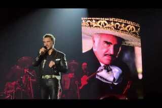 Alejandro Fernández y Christian Nodal le rinden tributo a Chente en El Forum de Los Ángeles