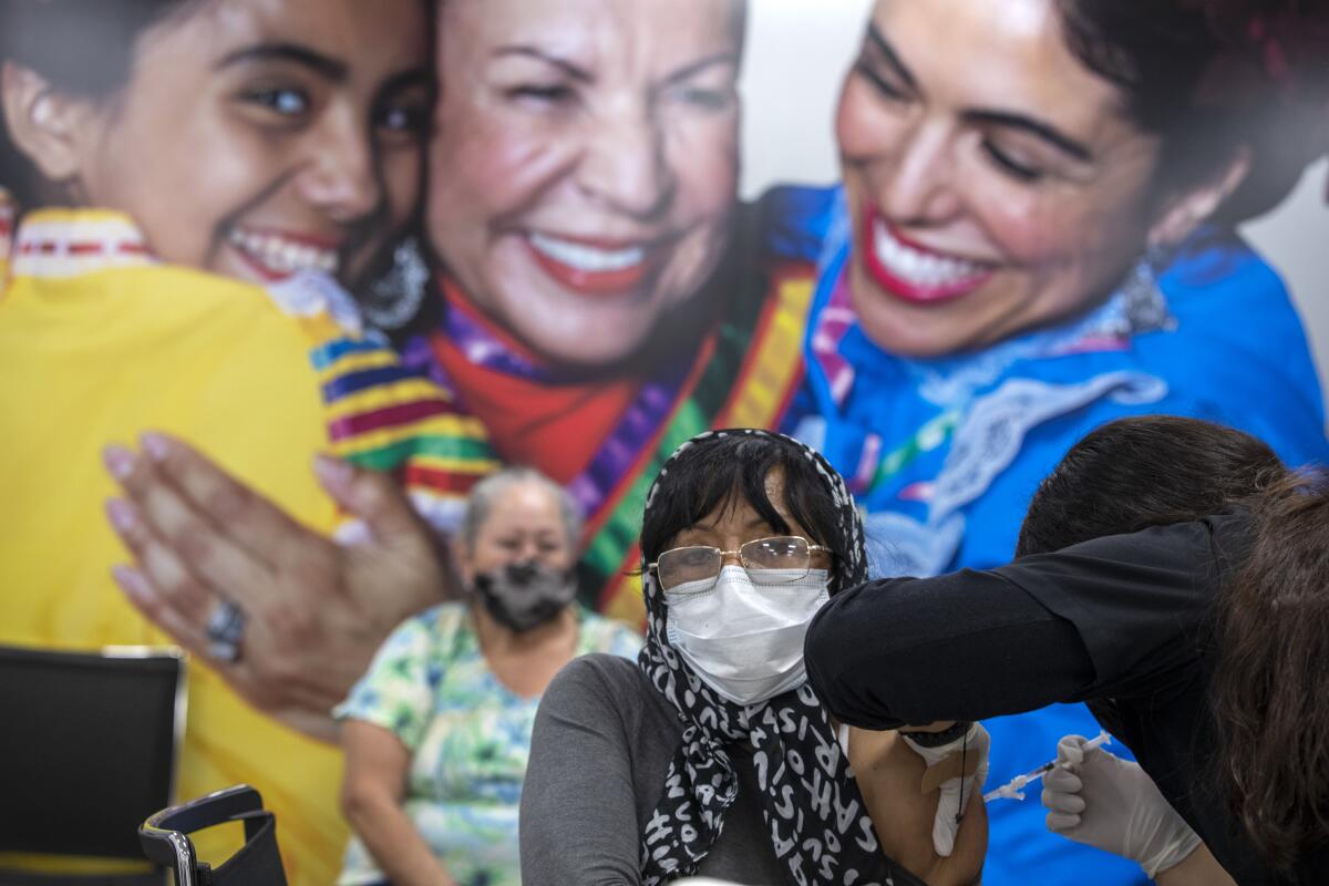 Esthela Durán, recibe un refuerzo de la vacuna contra COVID-19.