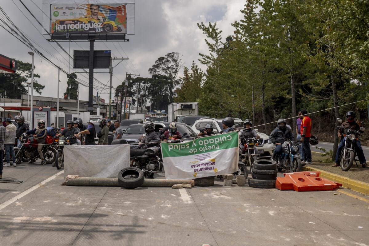 Varias personas bloquean la Carretera Panamericana el viernes 13 de octubre de 2023, en San Lucas 