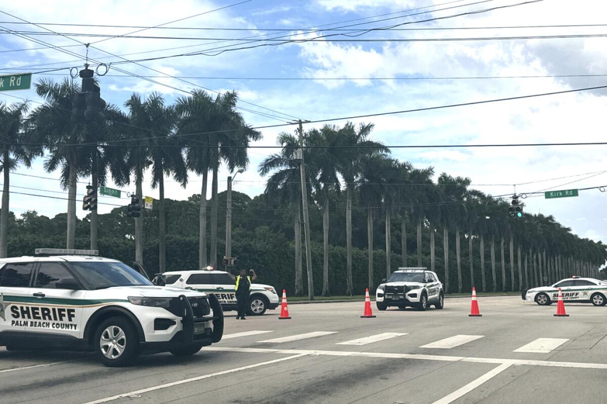 Vehículos policiales vigilan