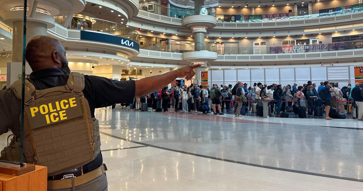 Oficiais do ICE dirigem-se aos postos de controle da TSA no aeroporto seguindo a ordem de Trump durante uma paralisação parcial