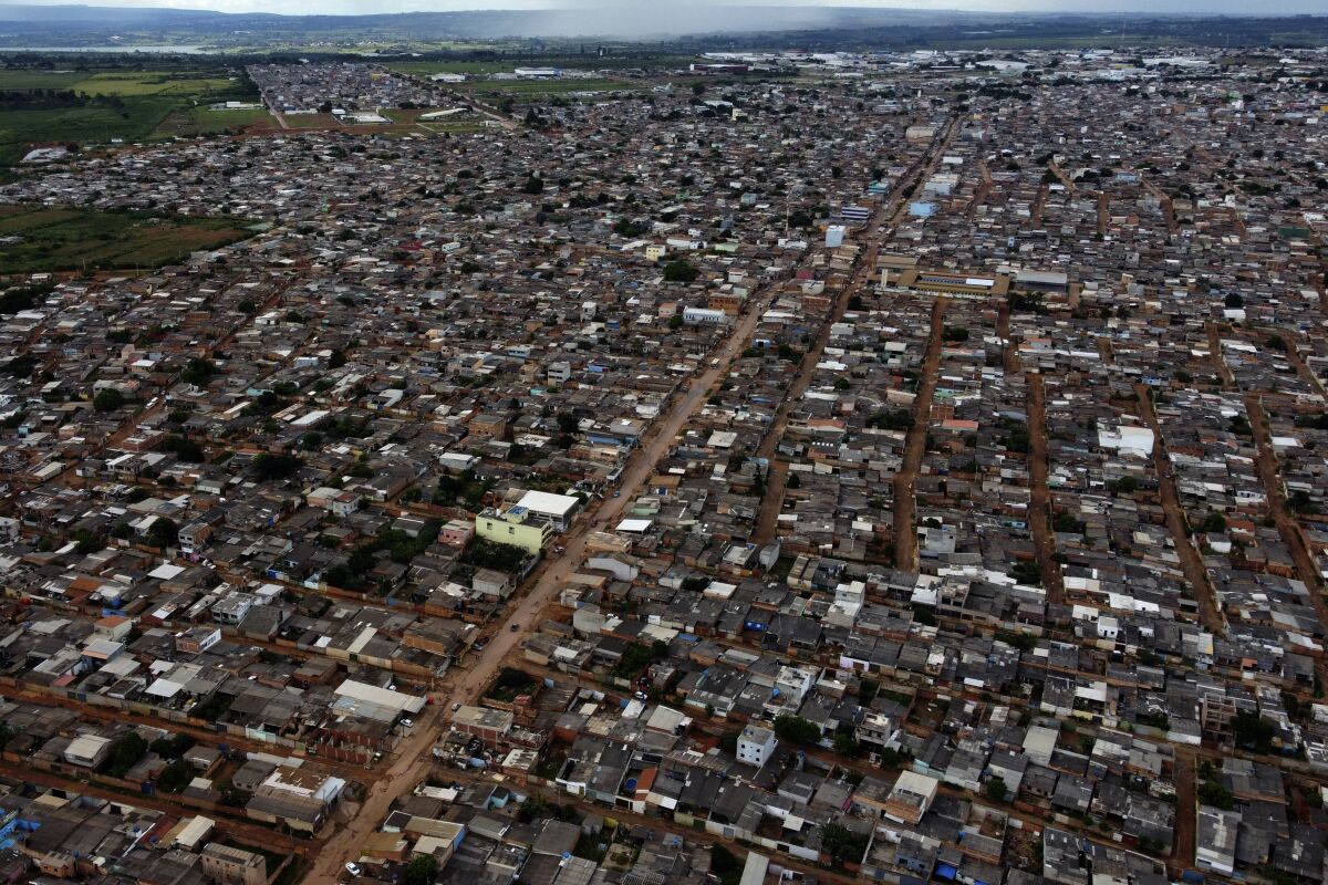 Calles inundadas por la lluvia en la favela Sol Nascente en Brasilia, Brasil, el miércoles 22 de marzo de 2023.