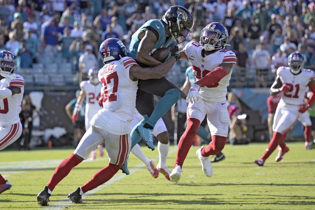 Giants defeat Jaguars 23-17 for 4th straight win