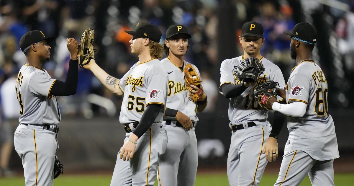 Mets go extra again but lose to Pirates