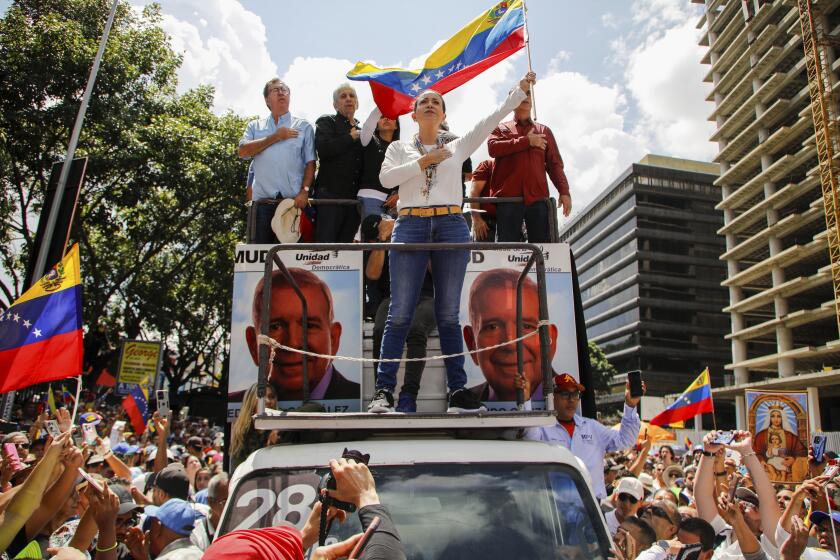 La líder opositora María Corina Machado ondea la bandera venezolana durante una manifestación para protestar contra los resultados oficiales que declararon a Nicolás Maduro como ganador en las elecciones presidenciales de julio en Caracas, Venezuela, el sábado 17 de agosto de 2024. Machado afirmó el lunes 9 de septiembre de 2024 que no dejará el país y se mantendrá la lucha para exigir respeto a los resultados electorales. (AP Foto/Ariana Cubillos)