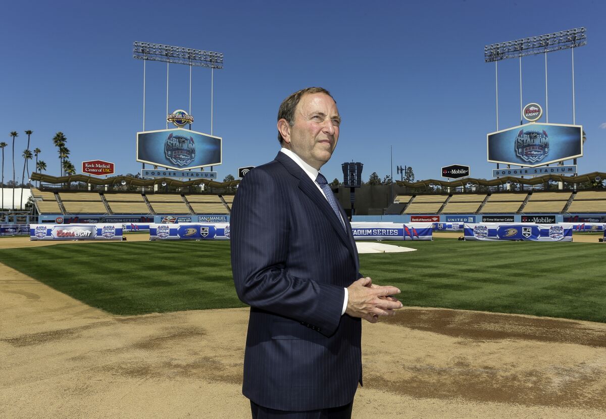 Le commissaire de la LNH, Gary Bettman, marche sur le terrain du Dodger Stadium après une conférence de presse.