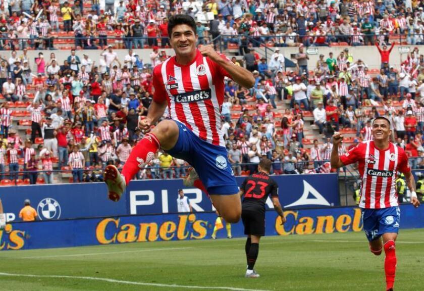 El jugador Nicolás Ibañez (i) de Atlético San Luis celebra un gol contra Atlético de Madrid, durante el juego amistoso que se celebra hoy, sábado 3 de agosto de 2019, en la ciudad de San Luis Potosí (México). EFE/Gustavo Becerra