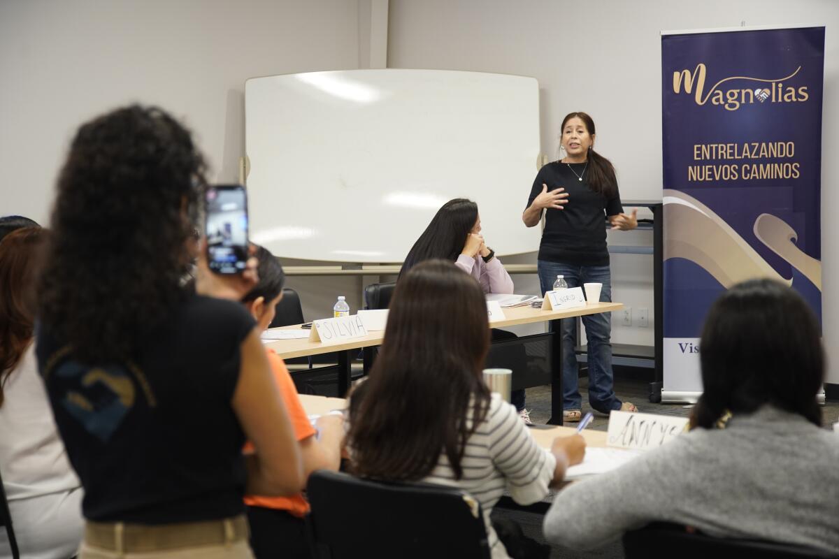 Joyce Parra, de Accessity, enseña al grupo sobre préstamos a empresas en San Ysidro.