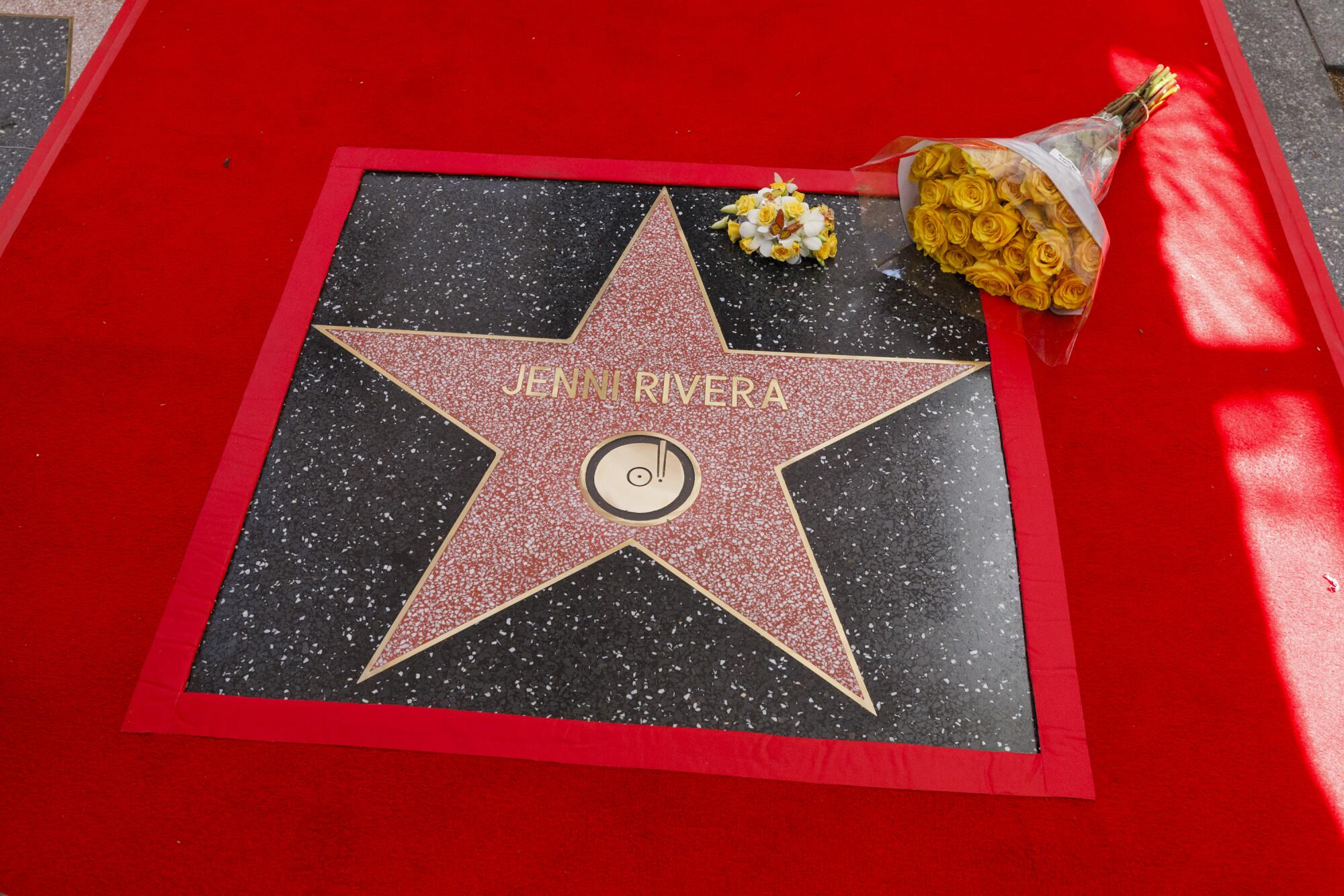 Flores en la esquina de la estrella póstuma de Jenni Rivera en el Paseo de la Fama de Hollywood