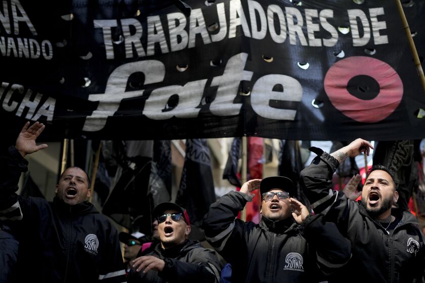 Trabajadores de la fábrica de neumáticos Fate protestan por un aumento salarial en medio de una alta inflación frente al Ministerio del Trabajo en Buenos Aires, Argentina, el miércoles 28 de septiembre de 2022. (AP Foto/Natacha Pisarenko)