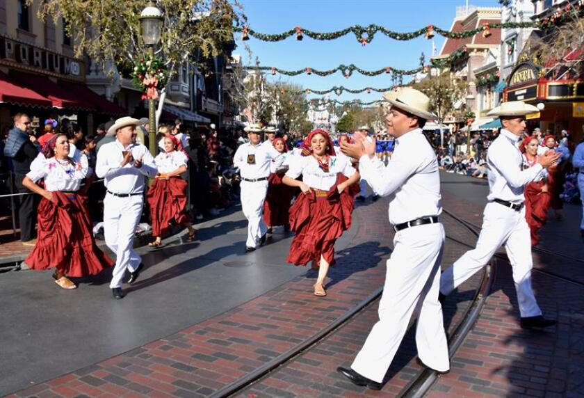 Los integrantes de la banda musical "El Salvador, grande como su gente” tocan durante su participación en los desfiles de fin de año este viernes en el parque Disneylandia en Anaheim, California (EE.UU.).