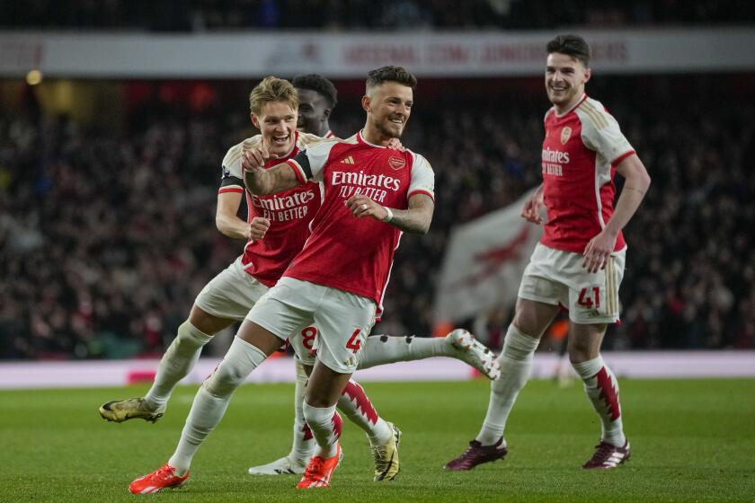 Ben White (primer plano) celebra tras anotar el segundo gol de Arsenal ante Chelsea en el partido de la Liga Premier, el martes 23 de abril de 2024. (AP Foto/Kin Cheung)