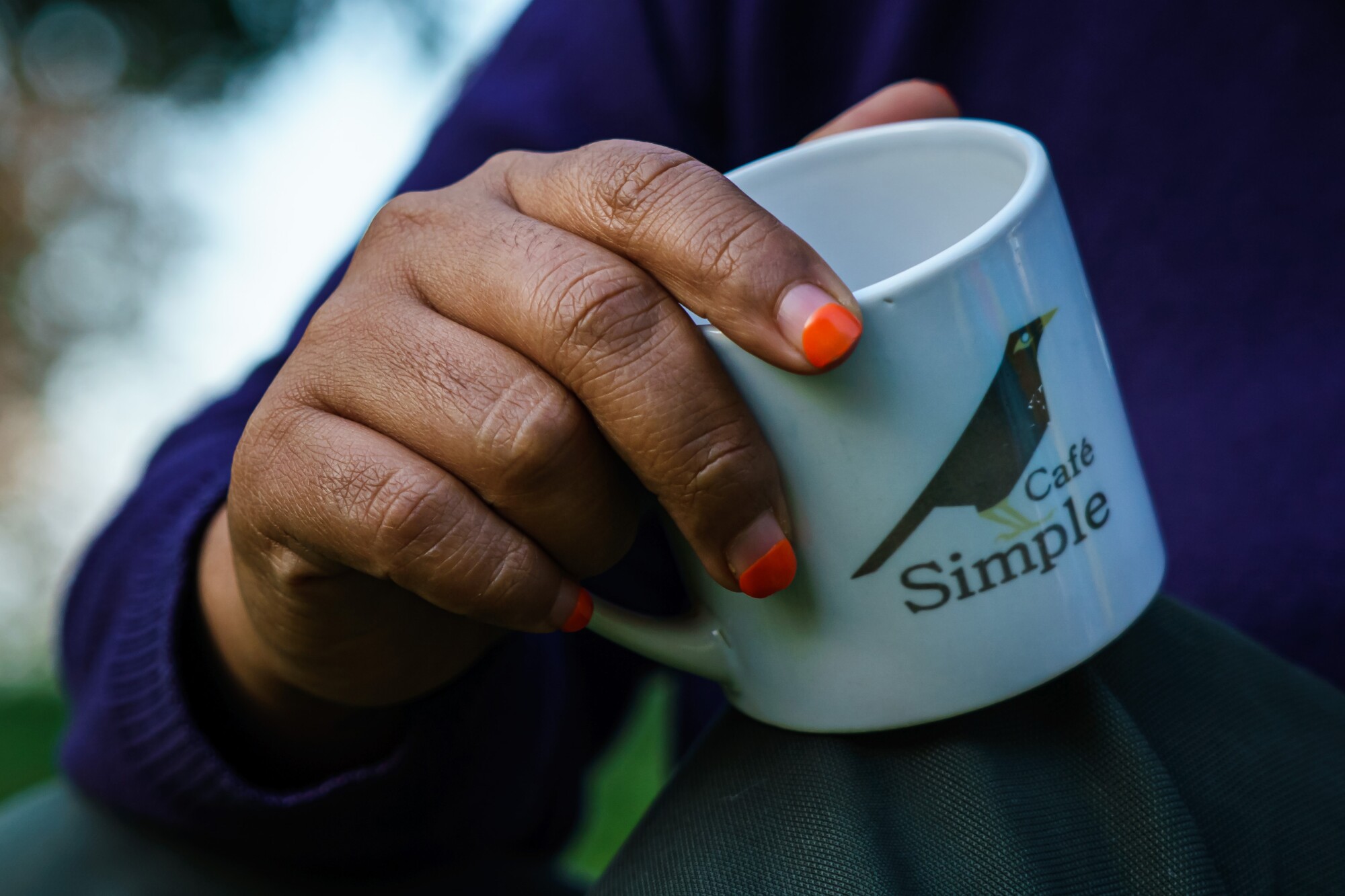 Main tenant une tasse en céramique