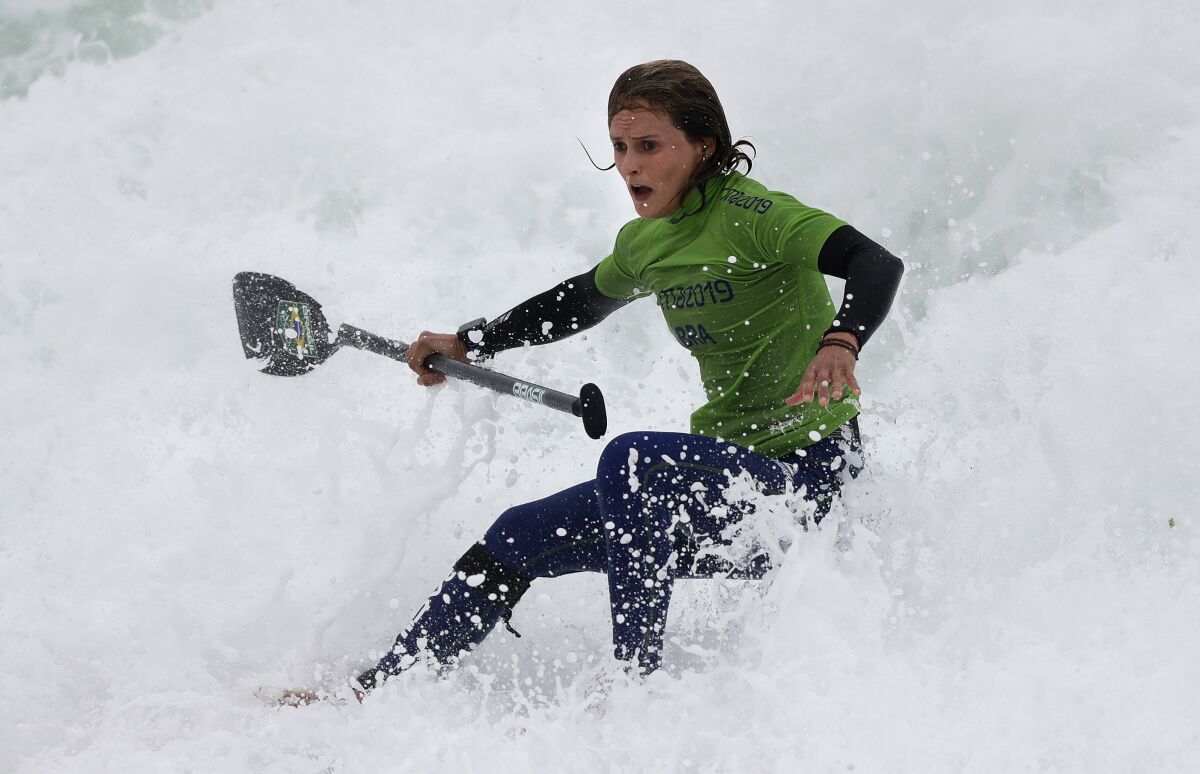 La brasileña Lena Guimaraes compite para ganar el oro en la competencia de paddle board, el viernes 2 de agosto de 2019, en Lima. Fue la primera presea dorada de surf en la historia de los Juegos Panamericanos (AP Foto/Silvia Izquierdo) ** Usable by HOY, ELSENT and SD Only **