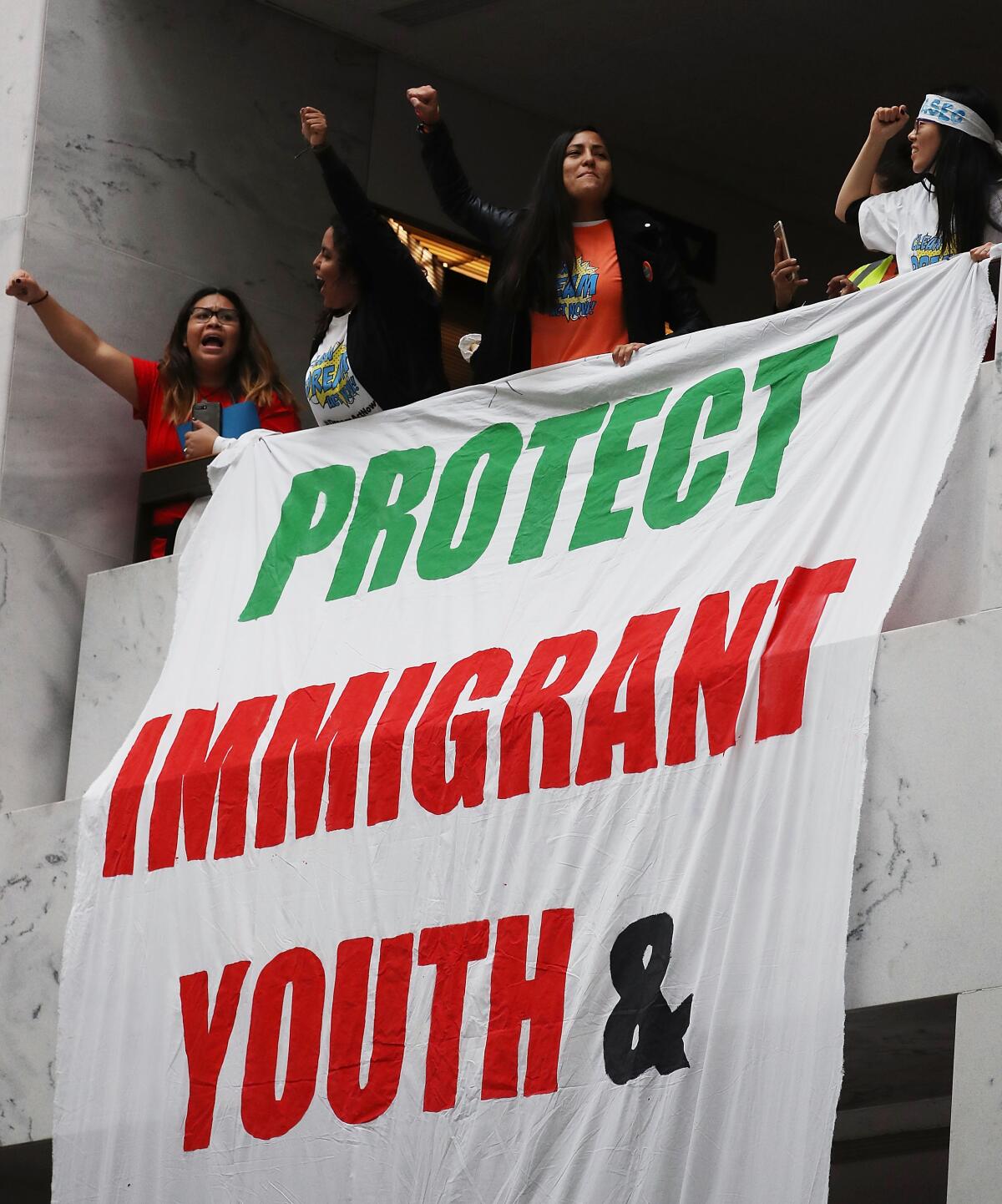 Decenas de jóvenes llenan los pasillos y el atrio durante una protesta dentro del edificio de oficinas del Senado el 9 de noviembre de 2017 en Washington, DC. Los 'soñadores' protestaban instando a los republicanos del Senado a apoyar el programa de Acción Diferida para las Llegadas de Niños (DACA).