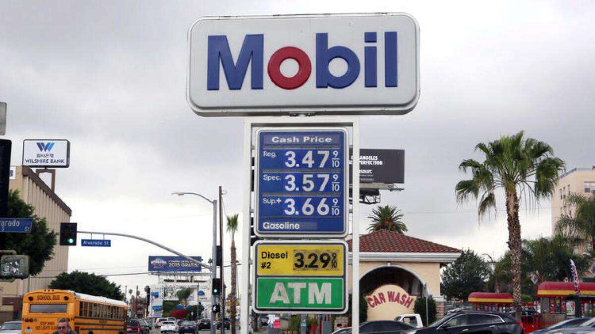 El mes pasado un ciclista pasa por un letrero de precios en una gasolinera de Los Ángeles.